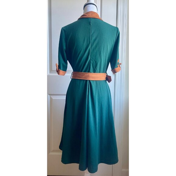 Vintage-Inspired Emerald Green Dress with Contrasting Trim - Picture 3 of 8